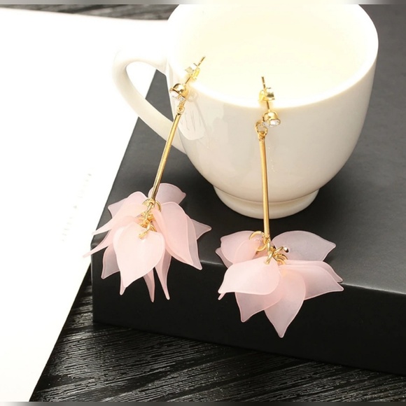 🐾PRICE DROP🐾Pink Flower Petals Drop earrings - Picture 1 of 4